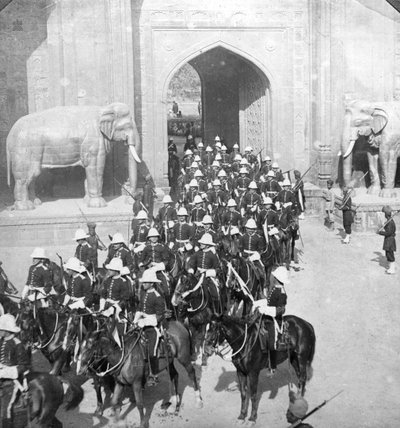 1913 में दिल्ली गेट, लाहौर, पाकिस्तान से गुजरता हुआ एक जुलूस। द्वारा एचडी गिरवुड