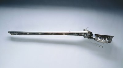 व्हील-लॉक हंटिंग राइफल, 17वीं सदी के मध्य में (इस्पात, वार्निश की हुई लकड़ी (अखरोट) जड़े चांदी के तार और तालियों से सजाया गया स्टॉक) द्वारा हंस श्मिट