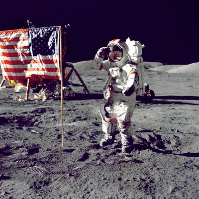 सर्नन जम्प सैल्यूट्स फ्लैग, 1972। द्वारा हैरिसन श्मिटो