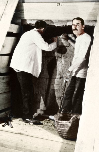 हॉवर्ड कार्टर और एक सहयोगी ने किंग्स, मिस्र, 1922 की घाटी में एक कब्र की खुदाई की द्वारा हैरी बर्टन