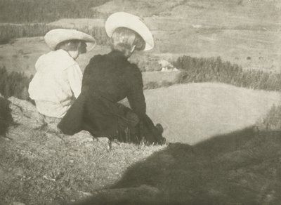 बिर्गिट्ज (हंस और मैरी बैठी), c.1908 (गम बाइक्रोमेट प्रिंट) में फ़ील्ड्स द्वारा हेनरिक कुह्न