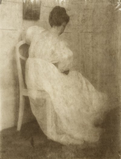 एक सफेद कुर्सी पर मैरी वार्नर, c.1910 (प्लैटिनम प्रिंट पर गोंद बाइक्रोमेट) द्वारा हेनरिक कुह्न