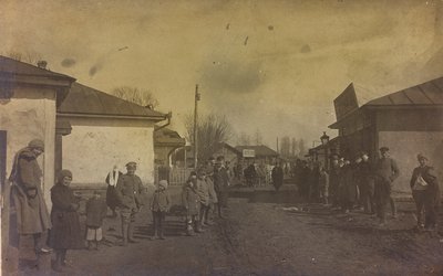 प्रथम विश्व युद्ध: 'जर्मन सेना के आक्रमण के दौरान 1914-1916 के वर्षों में यूक्रेन। एक शहर की गली में सैन्य और नागरिक (बी/डब्ल्यू फोटो) द्वारा हीरोज कब्रिस्तान Dsessentniki (attr।)