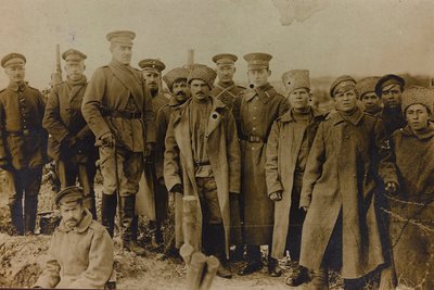 प्रथम विश्व युद्ध: 'जर्मन सेना के आक्रमण के दौरान 1914-1916 के वर्षों में यूक्रेन। सैनिकों का समूह (बी/डब्ल्यू फोटो) द्वारा हीरोज कब्रिस्तान Dsessentniki (attr।)