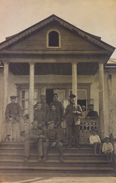 प्रथम विश्व युद्ध: 'जर्मन सेना के आक्रमण के दौरान 1914-1916 के वर्षों में यूक्रेन। एक घर के सामने की सीढ़ियों पर सैनिकों का समूह (बी/डब्ल्यू फोटो) द्वारा हीरोज कब्रिस्तान Dsessentniki (attr।)