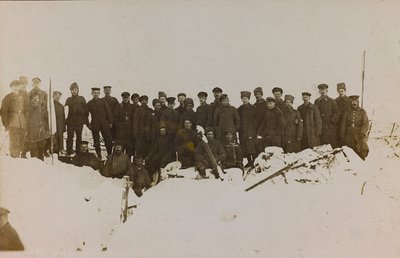 प्रथम विश्व युद्ध: 'जर्मन सेना के आक्रमण के दौरान 1914-1916 के वर्षों में यूक्रेन। सैनिकों का समूह (बी/डब्ल्यू फोटो) द्वारा हीरोज कब्रिस्तान Dsessentniki (attr।)