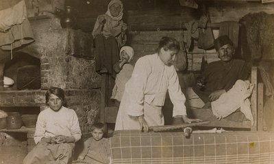 प्रथम विश्व युद्ध: 'जर्मन सेना के आक्रमण के दौरान 1914-1916 के वर्षों में यूक्रेन। घर के अंदर परिवार (बी/डब्ल्यू फोटो) द्वारा हीरोज कब्रिस्तान Dsessentniki (attr।)
