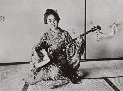 एक गीशा समीसेन की भूमिका निभा रही है (बी/डब्ल्यू फोटो) द्वारा हर्बर्ट पोंटिंग