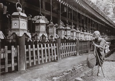 कसुगा मंदिर, नारा में एक तीर्थयात्री (बी/डब्ल्यू फोटो) द्वारा हर्बर्ट पोंटिंग