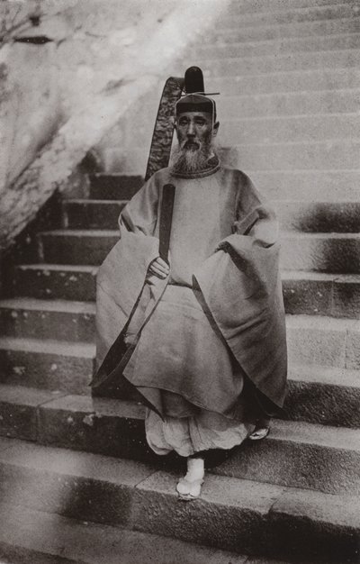 एक शिंटो पुजारी (बी/डब्ल्यू फोटो) द्वारा हर्बर्ट पोंटिंग