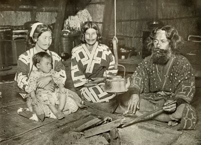 ऐनु मैन एंड वुमन एट होम, 1910। द्वारा हर्बर्ट पोंटिंग