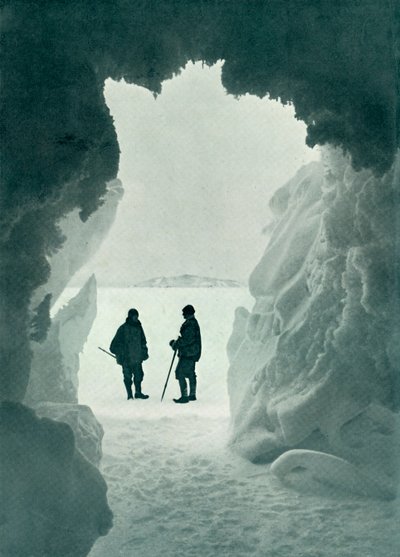 ए आइस ग्रोटो - टेंट आइलैंड इन डिस्टेंस कैप्टन स्कॉट एंड राइट, c1911, 1913 द्वारा हर्बर्ट पोंटिंग