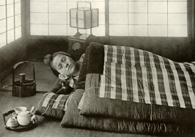 जापान में बेड-टाइम, 1910। द्वारा हर्बर्ट पोंटिंग