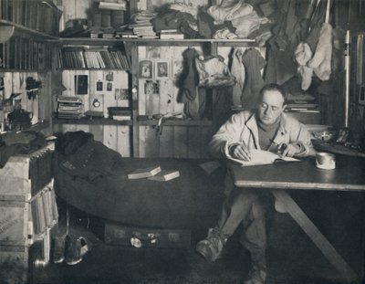 केप इवांस, 1919, 1914 में हट में कैप्टन स्कॉट ने अपनी डायरी लिखी। द्वारा हर्बर्ट पोंटिंग