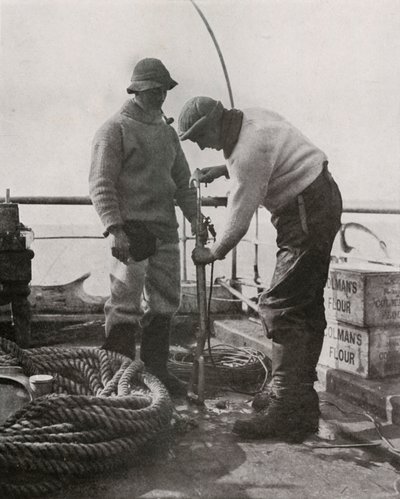 डॉ। विल्सन और डॉ। एटकिंसन Loading द हार्पून गन, c19101913, 1913 द्वारा हर्बर्ट पोंटिंग