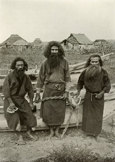 हप्पू कोन्नो, द हंटर इन सेंटर और दो ऐनु मछुआरे, 1910। द्वारा हर्बर्ट पोंटिंग