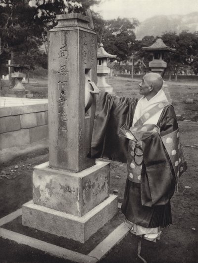 १९२० के दशक में जापान: प्रार्थना चक्र और बौद्ध पुजारी (बी/डब्ल्यू फोटो) द्वारा हर्बर्ट पोंटिंग