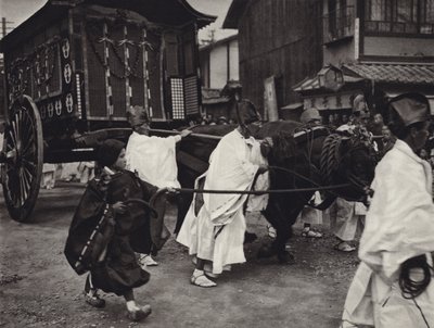1920 के दशक में जापान: उच्च पद के व्यक्ति का शिंटोवादी अंतिम संस्कार (बी/डब्ल्यू फोटो) द्वारा हर्बर्ट पोंटिंग