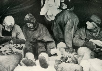 पोलर पार्टी के सदस्य अपने स्लीपिंग-बैग में हो रहे हैं, c1911, 1913। द्वारा हर्बर्ट पोंटिंग