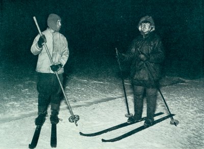 ओट्स एंड मेयर्स आउट स्की-इनग इन द नाइट, c1911, 1913 द्वारा हर्बर्ट पोंटिंग