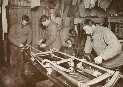 पोलर जर्नी क्राउन, फोर्ड, लैशली, पीओ इवांस, 1919, 1913 के लिए स्लेजिंग तैयार करना। द्वारा हर्बर्ट पोंटिंग