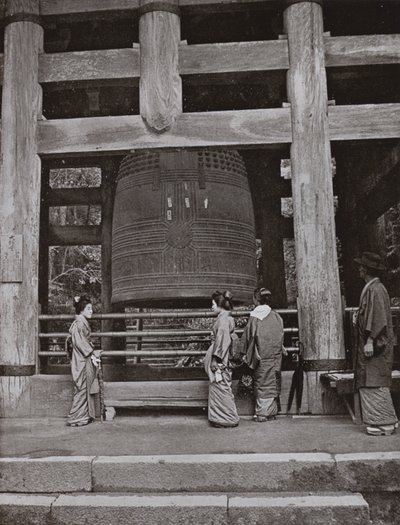 चियो-इन मंदिर में ग्रेट बेल (बी / डब्ल्यू फोटो) द्वारा हर्बर्ट पोंटिंग
