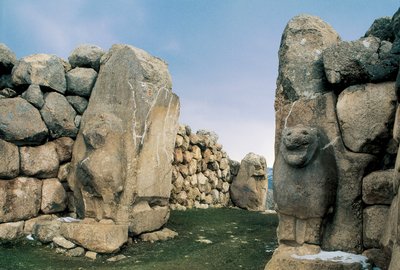 लायंस गेट का दृश्य, हट्टुशा (अब बोगाज़काले), तुर्की में हित्ती साम्राज्य की प्राचीन राजधानी के घेरे के पांच प्रवेश द्वारों में से एक द्वारा हित्ती