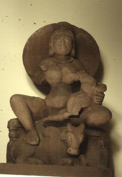 अपने बच्चे, स्कंद, सागर (बलुआ पत्थर) के साथ पार्वती की आकृति द्वारा इंडियन स्कूल