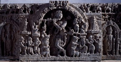 हिंदू धर्म: "" कृष्ण या वेणुगोपाल, बांसुरी गायों के स्वामी """ काले पत्थर की मूर्ति, मध्य भाग (वेणुगोपाल के रूप में कृष्ण) 12 वीं शताब्दी (12 वीं शताब्दी) हलेबिडु, मैसूर - कलकत्ता, भारतीय संग्रहालय से द्वारा इंडियन स्कूल