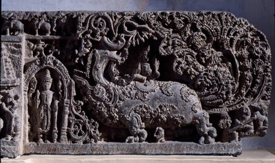 हिंदू धर्म: "" कृष्ण या वेणुगोपाल, बांसुरी गायों के स्वामी """ काले पत्थर की मूर्ति, दाहिना हिस्सा (वेणुगोपाल के रूप में कृष्ण) 12 वीं शताब्दी (12 वीं शताब्दी) हलेबिडु, मैसूर - कलकत्ता, भारतीय संग्रहालय से द्वारा इंडियन स्कूल