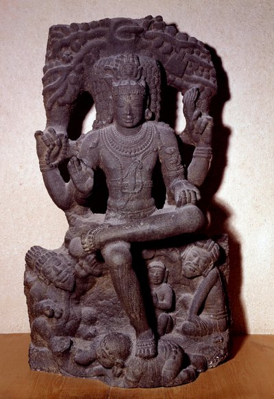 हिंदू धर्म: शिव की एक अभिव्यक्ति का प्रतिनिधित्व एक चट्टान पर बैठे, चार भुजाओं के साथ, एक माला, अग्नि, शिक्षण के भाव में और उपहार के रूप में। 12वीं-13वीं सदी की मूर्तिकला मंद। 1,2 मीटर; दक्षिण भारत से। सीटी लू संग्रह द्वारा इंडियन स्कूल