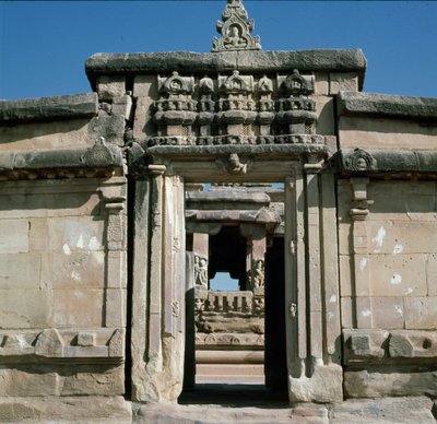 मंदिर का साइड दरवाजा द्वारा इंडियन स्कूल