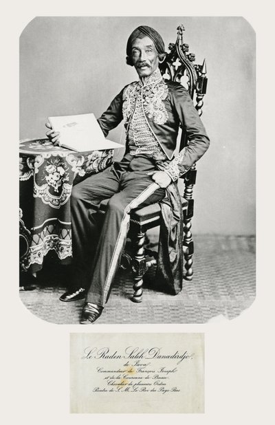 राडेन सालेह और उनके कॉलिंग कार्ड का चित्र, c.1850-70 (bw फोटो और उत्कीर्णन) द्वारा इंडोनेशियाई स्कूल