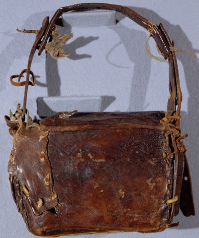 MS CCC 282 द कॉर्पस क्रिस्टी बुक सत्चेल या बजट, पीछे से देखा गया, आयरिश, c.1120-30 (चमड़ा) द्वारा Irish School