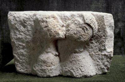 Iberic कला: Osuna के चुंबन (Beso डी Osuna) चूना पत्थर एक आदमी और एक औरत चुंबन का प्रतिनिधित्व करने के उच्च राहत - लौह युग द्वितीय, मंद। 13,5x24x20 सेमी - मैड्रिड, राष्ट्रीय पुरातत्व संग्रहालय - Osuna के चुंबन - चूना पत्थर राहत (एच 13,5x24x20 सेमी), 3 शताब् द्वारा लौह युग