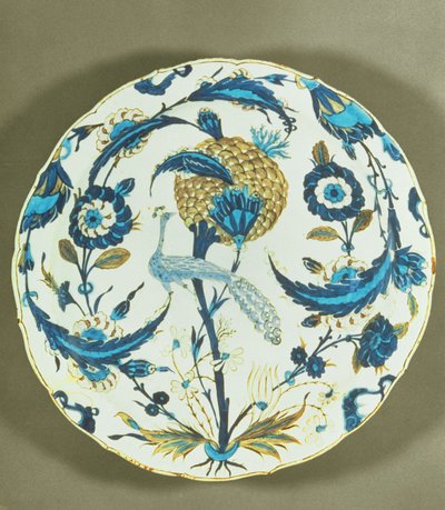 इज़निक डिश एक फूल के साथ चित्रित मोर, फूलों के बीच तुर्की, c.1550-55 (पॉलीक्रोम अंडरग्लैज़ेड ललित) द्वारा इस्लामी स्कूल