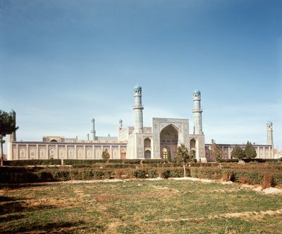 1200 में स्थापित मस्जिद-आई यामी और शुक्रवार की मस्जिद का पुनर्निर्माण 1498 में हुआ द्वारा इस्लामी स्कूल
