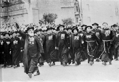 1931 में रोम में परेड, चर्च के निकाय से पहले। द्वारा इतालवी फोटोग्राफर