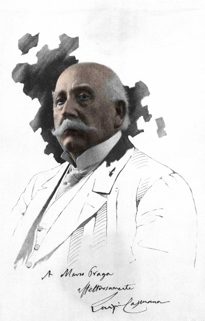 लुइगी कैपुआना का पोर्ट्रेट (1839-1915) इतालवी लेखक। मार्को प्रागा द्वारा समर्पण के साथ ड्राइंग पर गोंद की तस्वीर। मिलानी। द्वारा इतालवी फोटोग्राफर