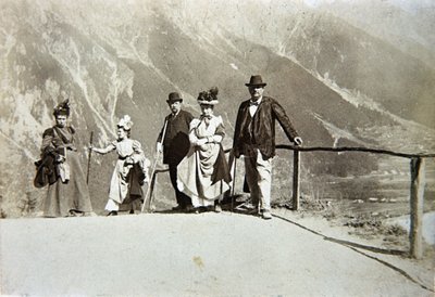 पहाड़ों में पर्यटक, इटली, c.1895 (सीपिया फोटो) द्वारा इतालवी फोटोग्राफर