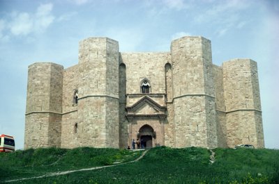 Castel del मोंटे, सम्राट फ्रेडरिक II (1194-1250) के शासनकाल के दौरान निर्मित c.1240-50 द्वारा इतालवी स्कूल