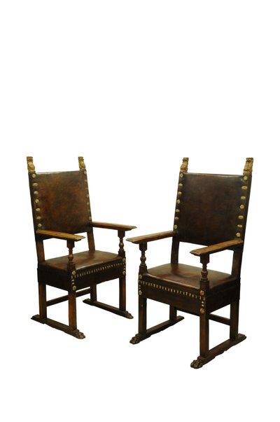जोड़ी अखरोट के चमड़े के असबाबवाला सिंहासन कुर्सियों, इटली c.1660 (अखरोट) द्वारा इतालवी स्कूल