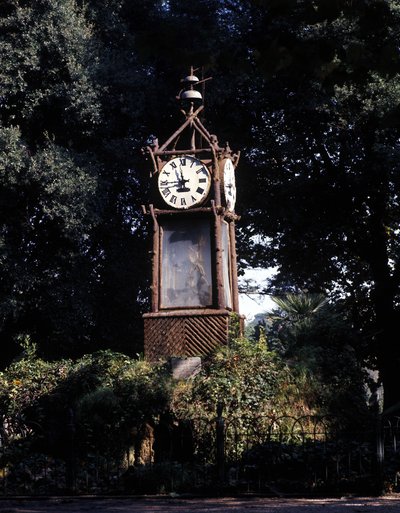 रोम, 1867 में निर्मित पिन्सियो (विला बोर्गीस) की जल घड़ी। इसे डोमिनिकन गिआम्बतिस्ता एम्ब्रियाको द्वारा किया गया था। द्वारा इतालवी स्कूल