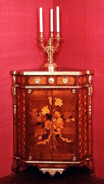 कॉर्नर अलमारी, जेएफ ओबेन, पेरिस, c.1760-62 द्वारा जोड़ी में से एक द्वारा JF Oeben c.1760 62 JF Oeben c.1760 62