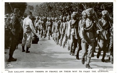 फ्रांस में हमारे वीर भारतीय सैनिक जर्मनों से लड़ने की राह पर हैं द्वारा जे। बीगल एंड कंपनी लंदन