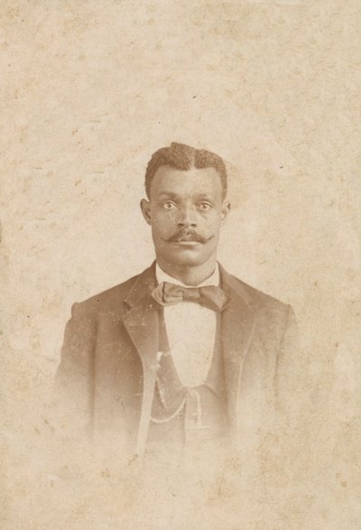 एक सूट, बनियान और नेकटाई में एक आदमी की तस्वीर, 1880 - 1900। द्वारा JW टेलर