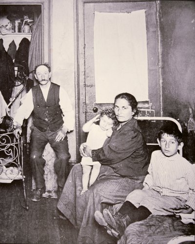 अप्रवासी परिवार, लोअर ईस्ट साइड, न्यूयॉर्क शहर, c.1910 (b/w फोटो) द्वारा जैकब अगस्त रईस