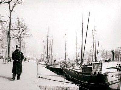 एक नहर, रोटरडैम, 1898 द्वारा पुलिसकर्मी। द्वारा जेम्स बैटकिन