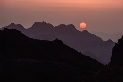  द्वारा जेम्स एल स्टैनफील्ड
