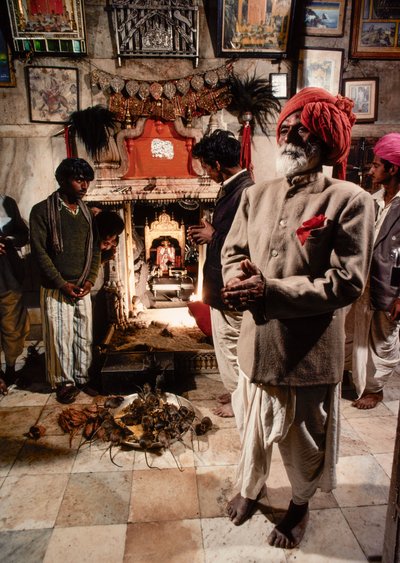  द्वारा जेम्स एल स्टैनफील्ड